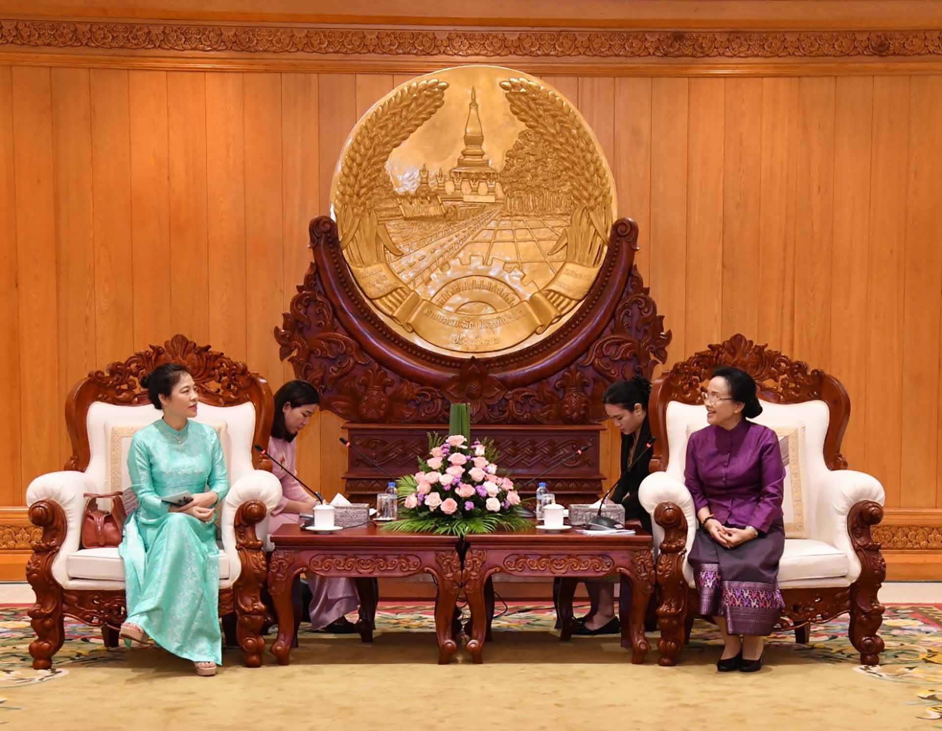 Bà Naly Sisoulith Phu nhân Tổng Bí thư, Chủ tịch nước Lào tiếp Bà Vũ Thị Bích Ngọc, Phu nhân Bộ trưởng Ngoại giao Việt Nam đến chào xã giao.