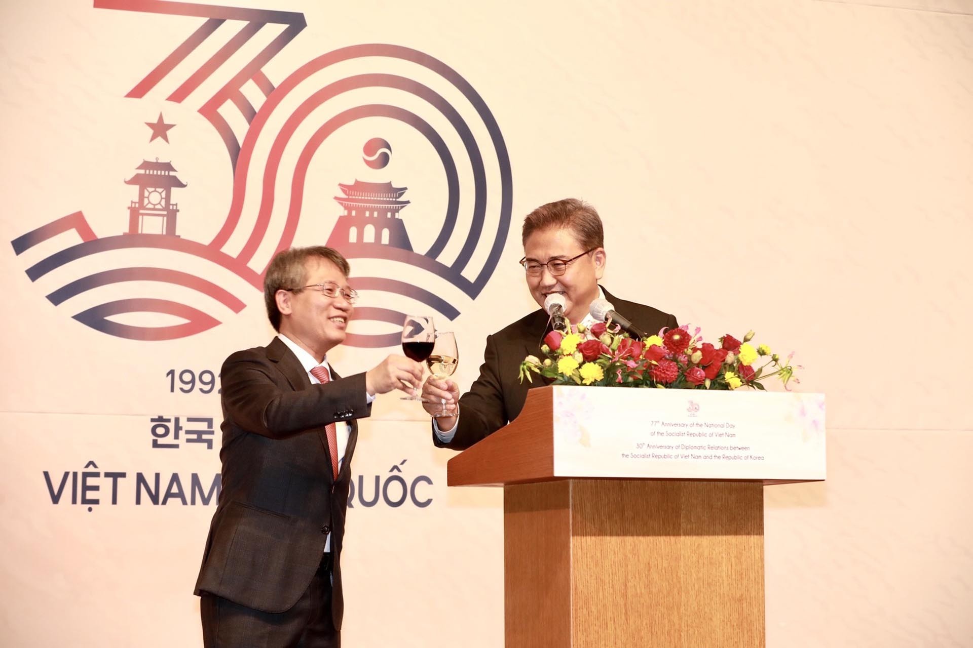 Bộ trưởng Ngoại giao Hàn Quốc Park Jin và Đại sứ Nguyễn Vũ Tùng tại sự kiện.