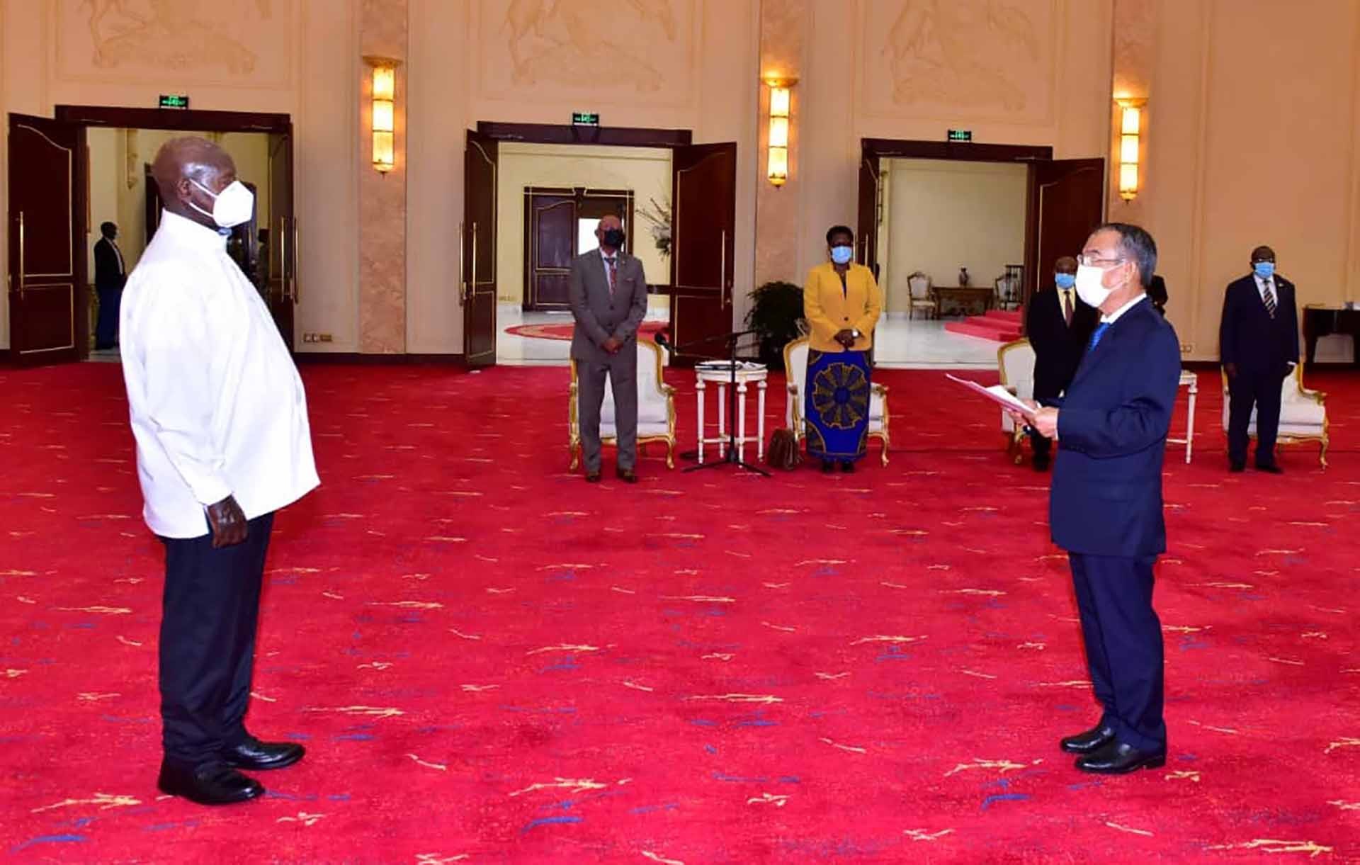 Đại sứ Nguyễn Nam Tiến trình Thư ủy nhiệm lên Tổng thống Cộng hòa Uganda Yoweri Kaguta Museveni.