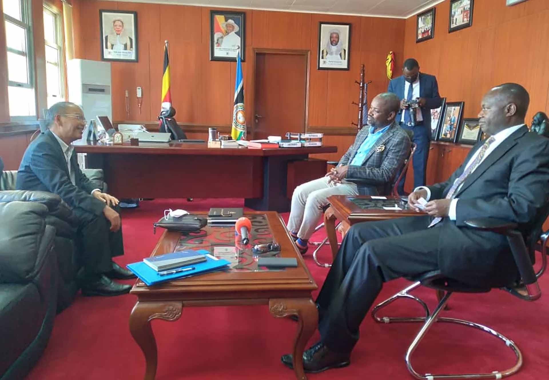 Đại sứ Nguyễn Nam Tiến gặp Phó Chủ tịch Quốc hội Uganda.