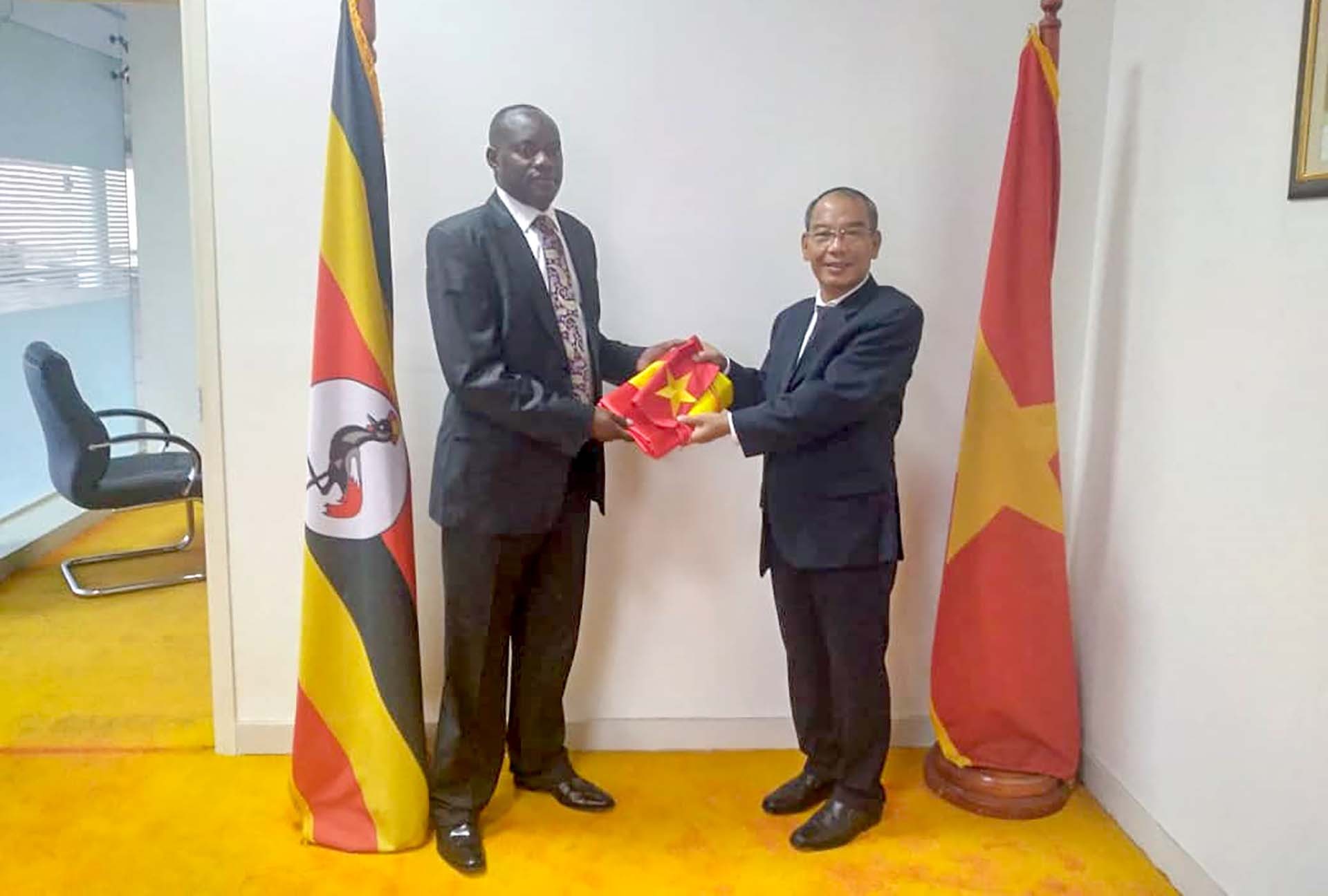 Đại sứ Nguyễn Nam Tiến trình Thư ủy nhiệm lên Tổng thống Cộng hòa Uganda