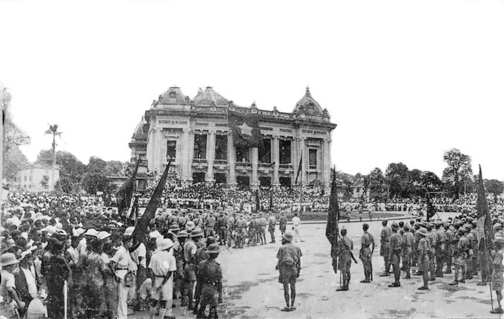 Nhân dân và lực lượng vũ trang thủ đô Hà Nội mít tinh tại Quảng trường Nhà hát lớn ngày 19/8/1945. (Ảnh tư liệu)