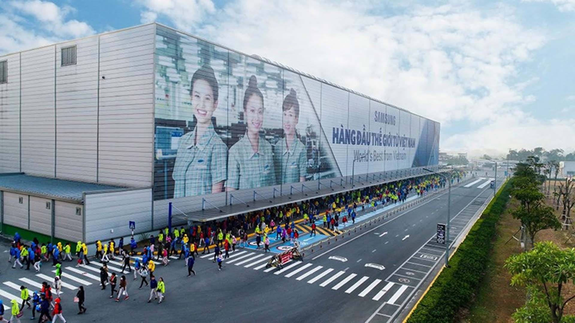 Samsung dự kiến đầu tư thêm 3,3 tỷ USD tại Việt Nam, đồng thời chuẩn bị điều kiện để sản xuất thử các sản phẩm lưới bóng chip bán dẫn tại Nhà máy Samsung Electro - Mechanics Thái Nguyên. (Nguồn: VGP)