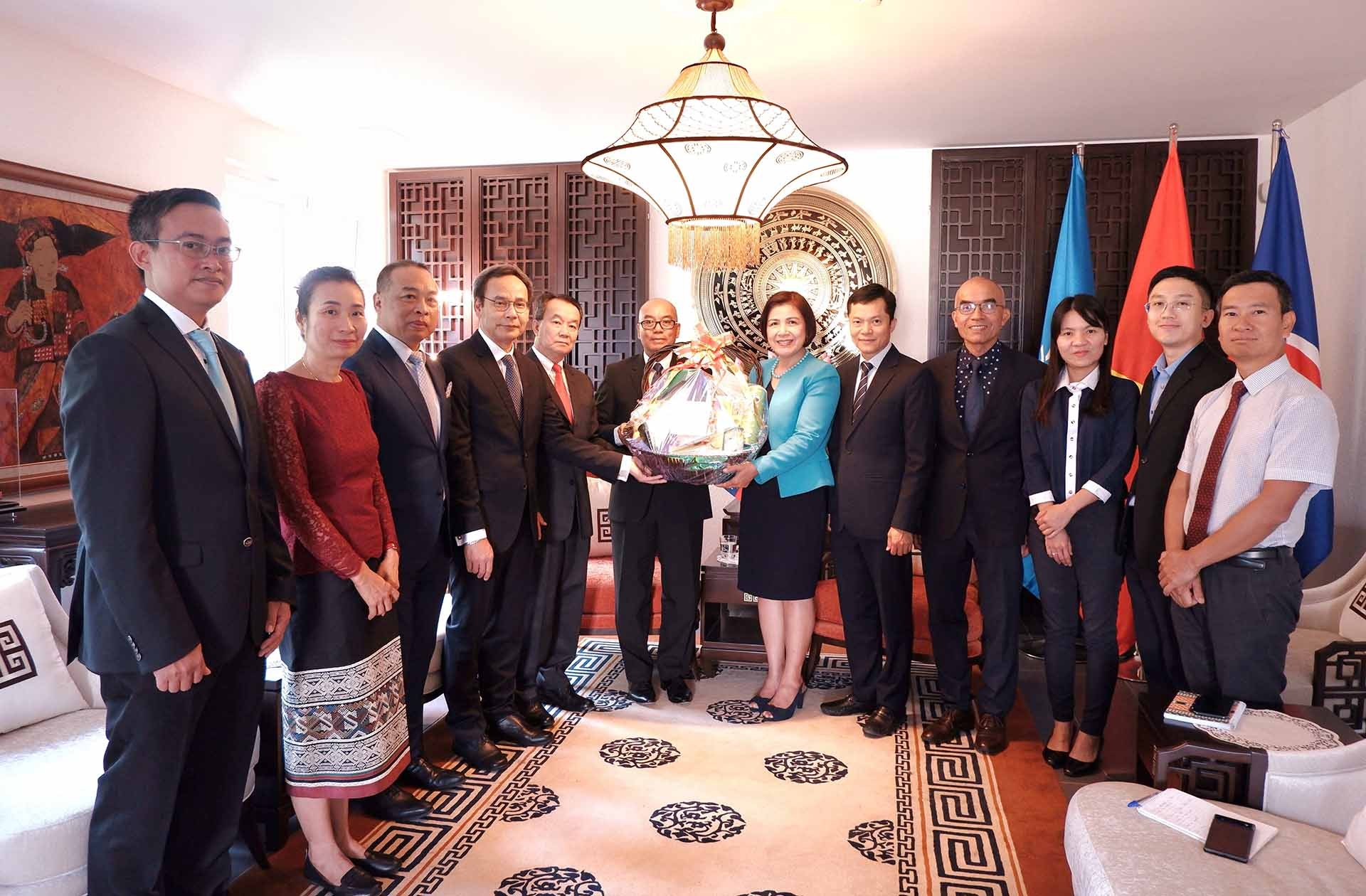 Đại sứ Latsamy Keomany, Trưởng Phái đoàn Lào và Đại sứ Lê Thị Tuyết Mai,  Trưởng Phái đoàn Việt Nam tại Geneva cùng đại diện cán bộ hai Phái đoàn  nhân dịp kỷ niệm Quốc khánh lần thứ 77 của Việt Nam (Ảnh: TTXVN)