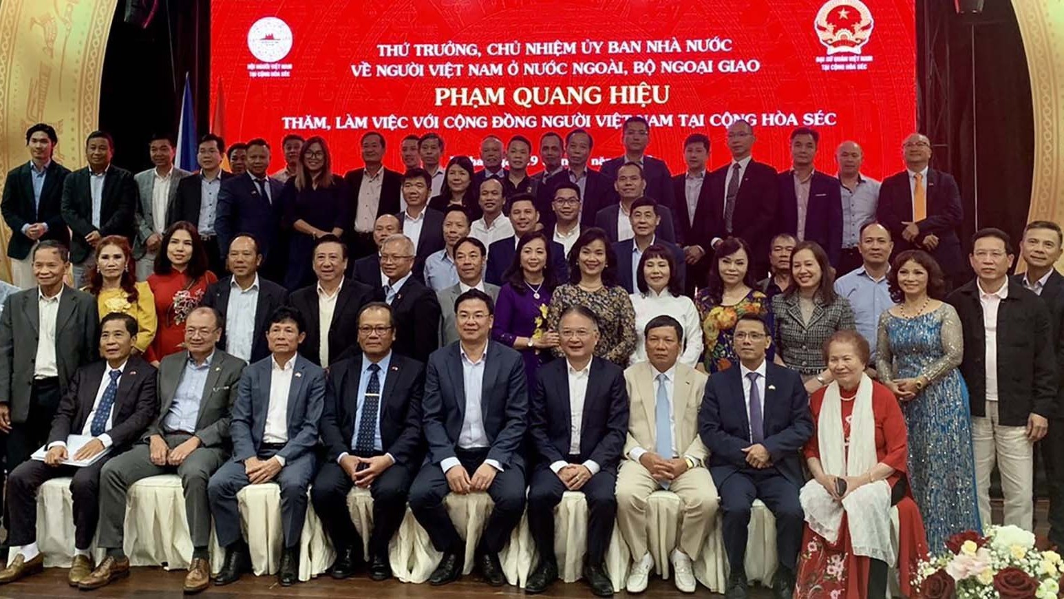 Thứ trưởng Ngoại giao Phạm Quang Hiệu gặp gỡ cộng đồng người Việt Nam tại Czech