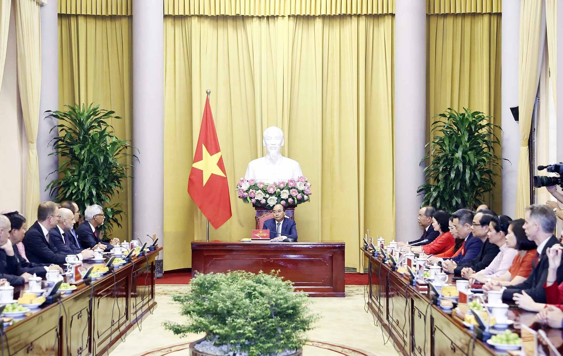 Chủ tịch nước Nguyễn Xuân Phúc tiếp các đại biểu. (Nguồn: TTXVN)