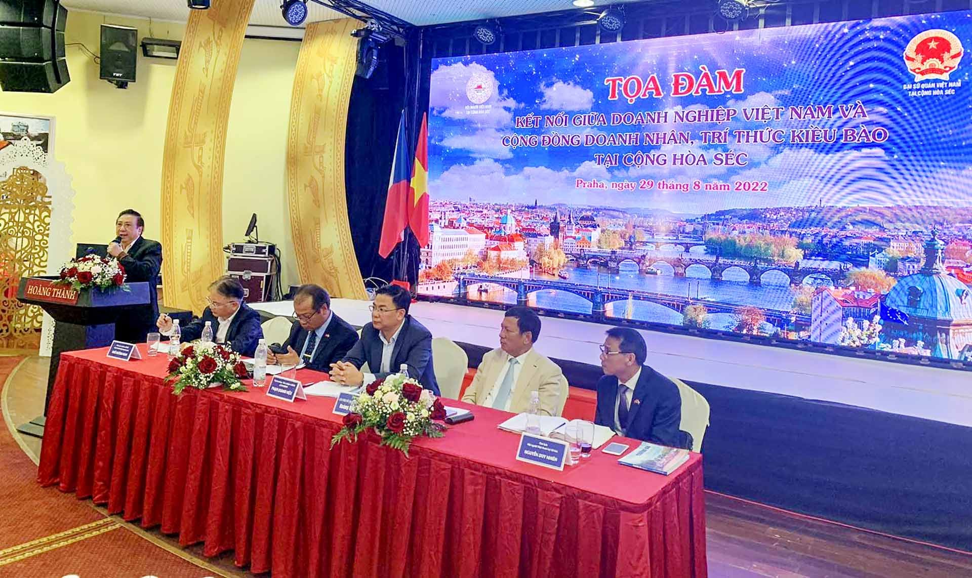 Thứ trưởng Phạm Quang Hiệu dự Tọa đàm kết nối giữa doanh nghiệp Việt Nam và cộng đồng doanh nhân, trí thức kiều bào tại Cộng hòa Czech.