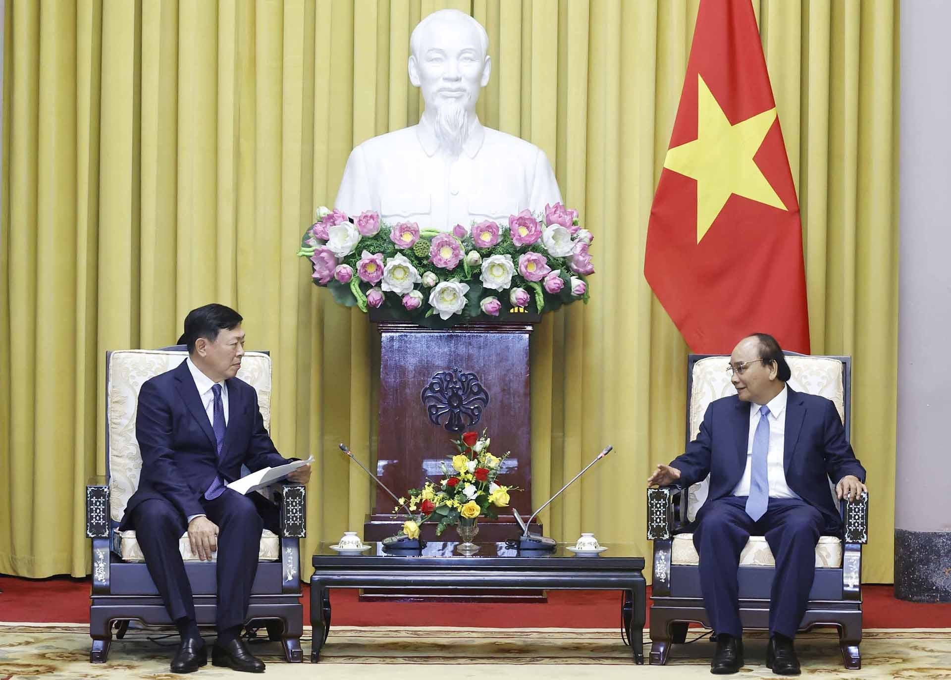 Chủ tịch nước Nguyễn Xuân Phúc tiếp Chủ tịch Tập đoàn Lotte Shin Dong-bin. (Nguồn: TTXVN)