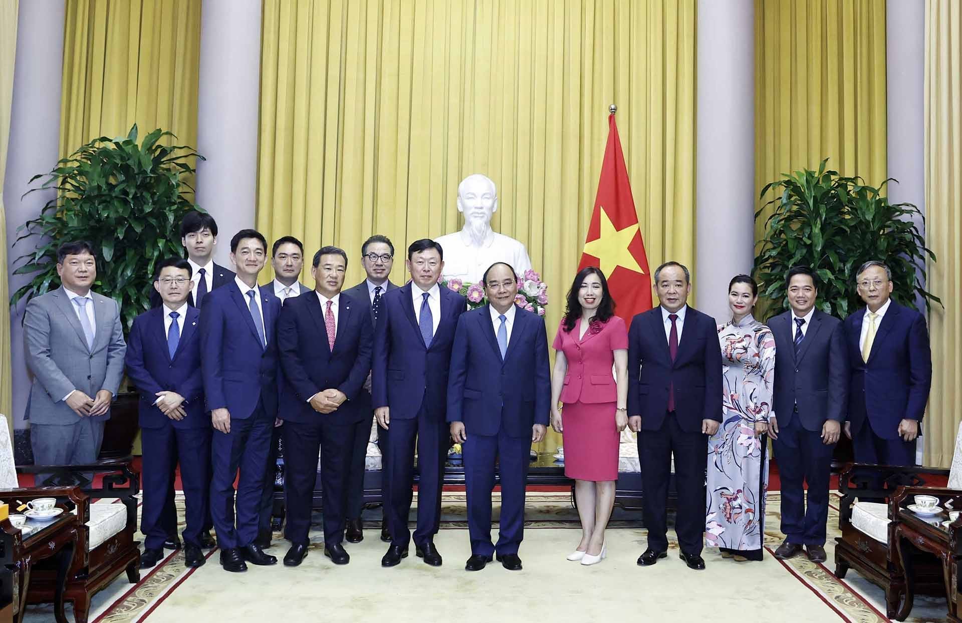 Chủ tịch nước Nguyễn Xuân Phúc chụp ảnh chung với Chủ tịch Tập đoàn Lotte Shin Dong-bin và các đại biểu. (Nguồn: TTXVN)