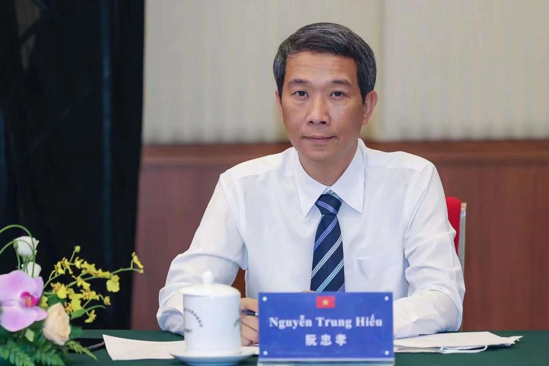 Tổng lãnh sự Nguyễn Trung Hiếu tham dự Hội đàm tại điểm cầu tỉnh Vân Nam theo lời mời của Hội đồng nhân dân tỉnh Hà Giang.