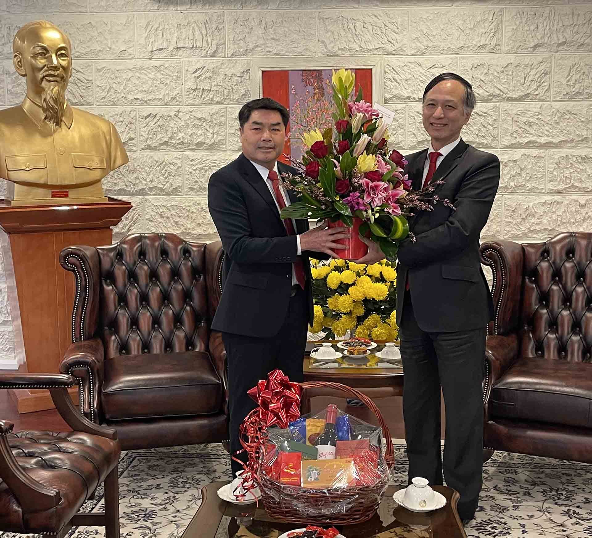 Đại sứ Sinchai Manivanh và Đại sứ Nguyễn Tất Thành.