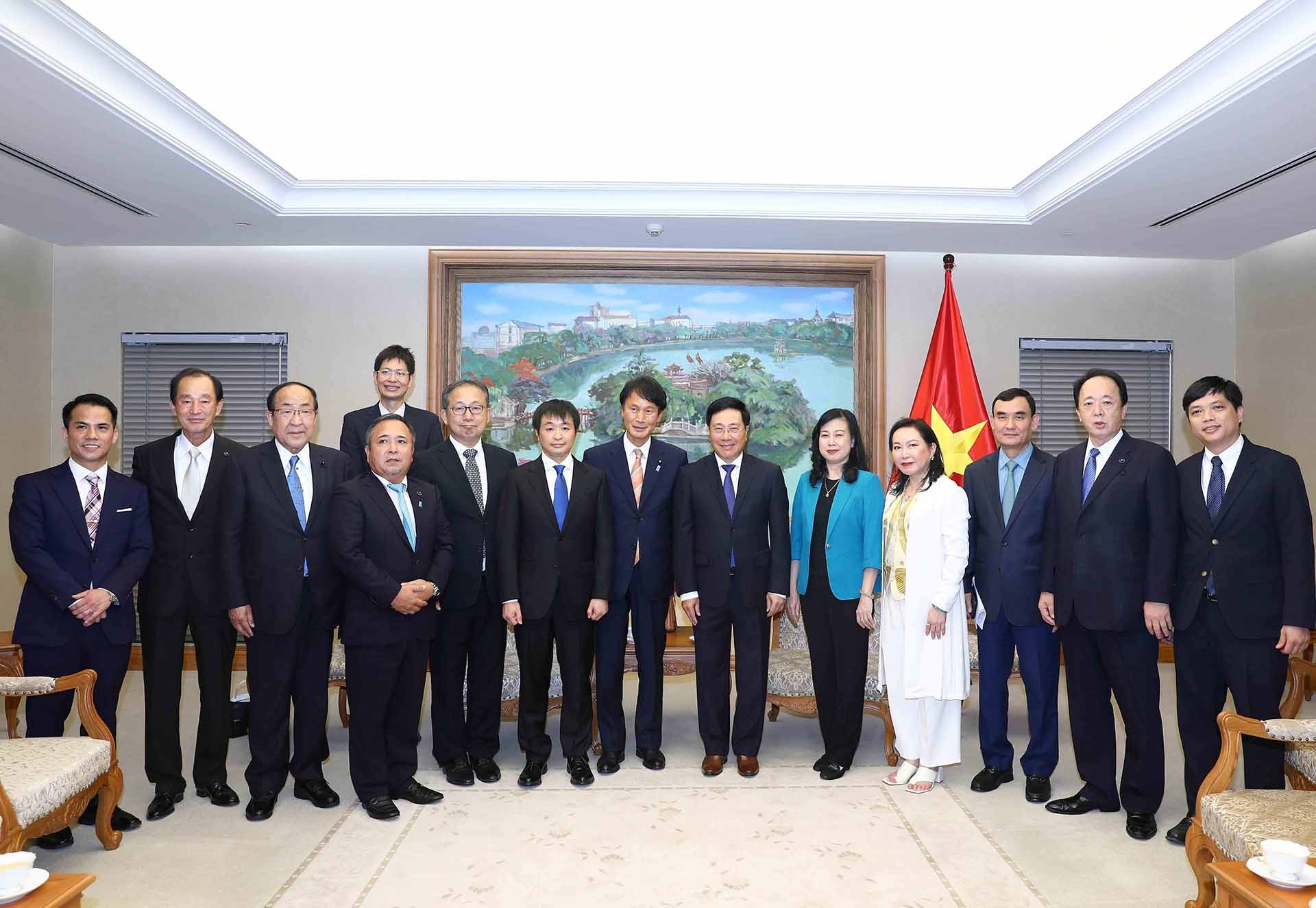 Phó Thủ tướng Thường trực Chính phủ Phạm Bình Minh với các đại biểu. (Nguồn: TTXVN)
