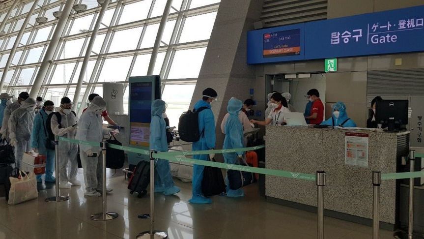 Hai chuyến bay đưa gần 380 công dân Việt Nam từ Hàn Quốc về nước an toàn