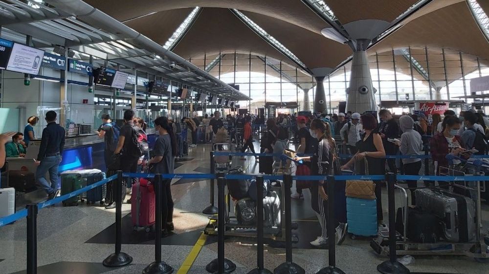 Chuyến bay đưa gần 290 công dân Việt Nam từ Malaysia về nước hạ cánh ở Cần Thơ