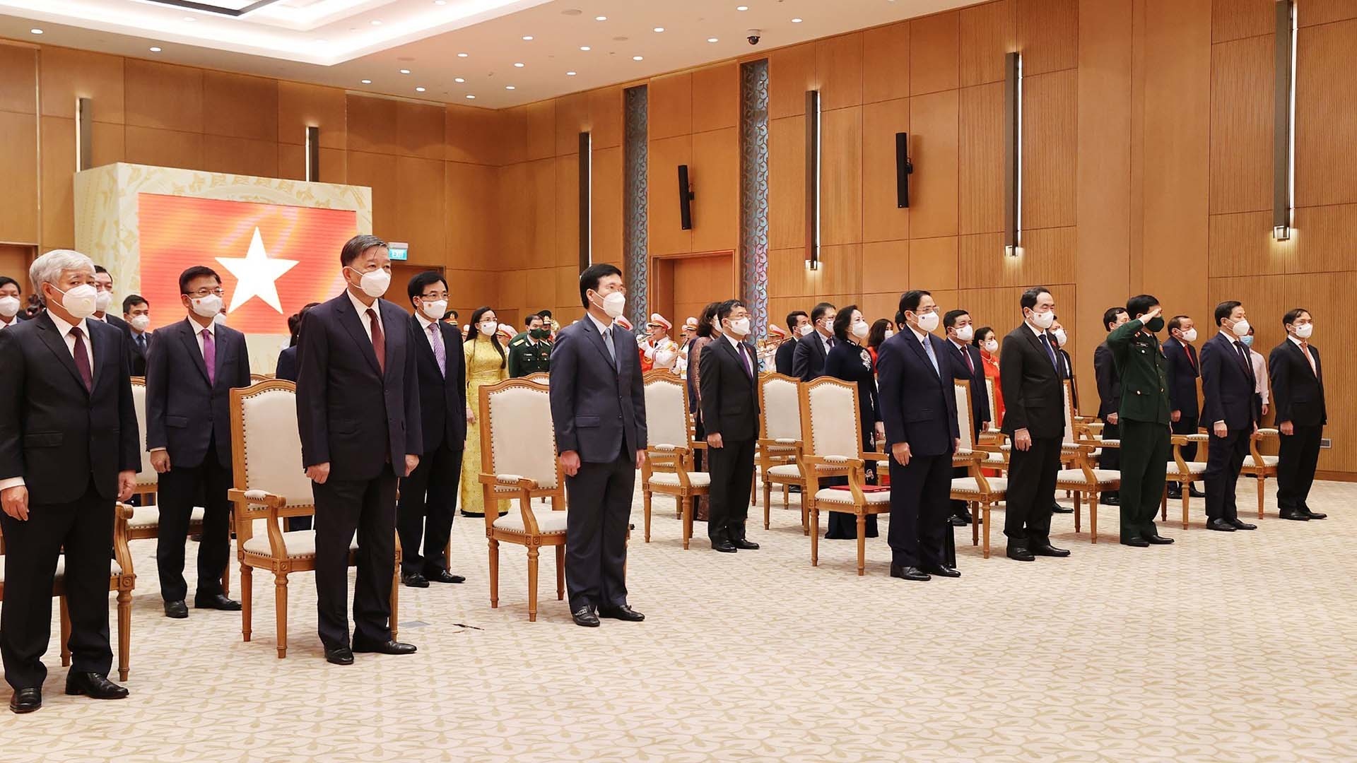 Thủ tướng Phạm Minh Chính và các đại biểu thực hiện nghi lễ chào cờ. (Nguồn: TTXVN)