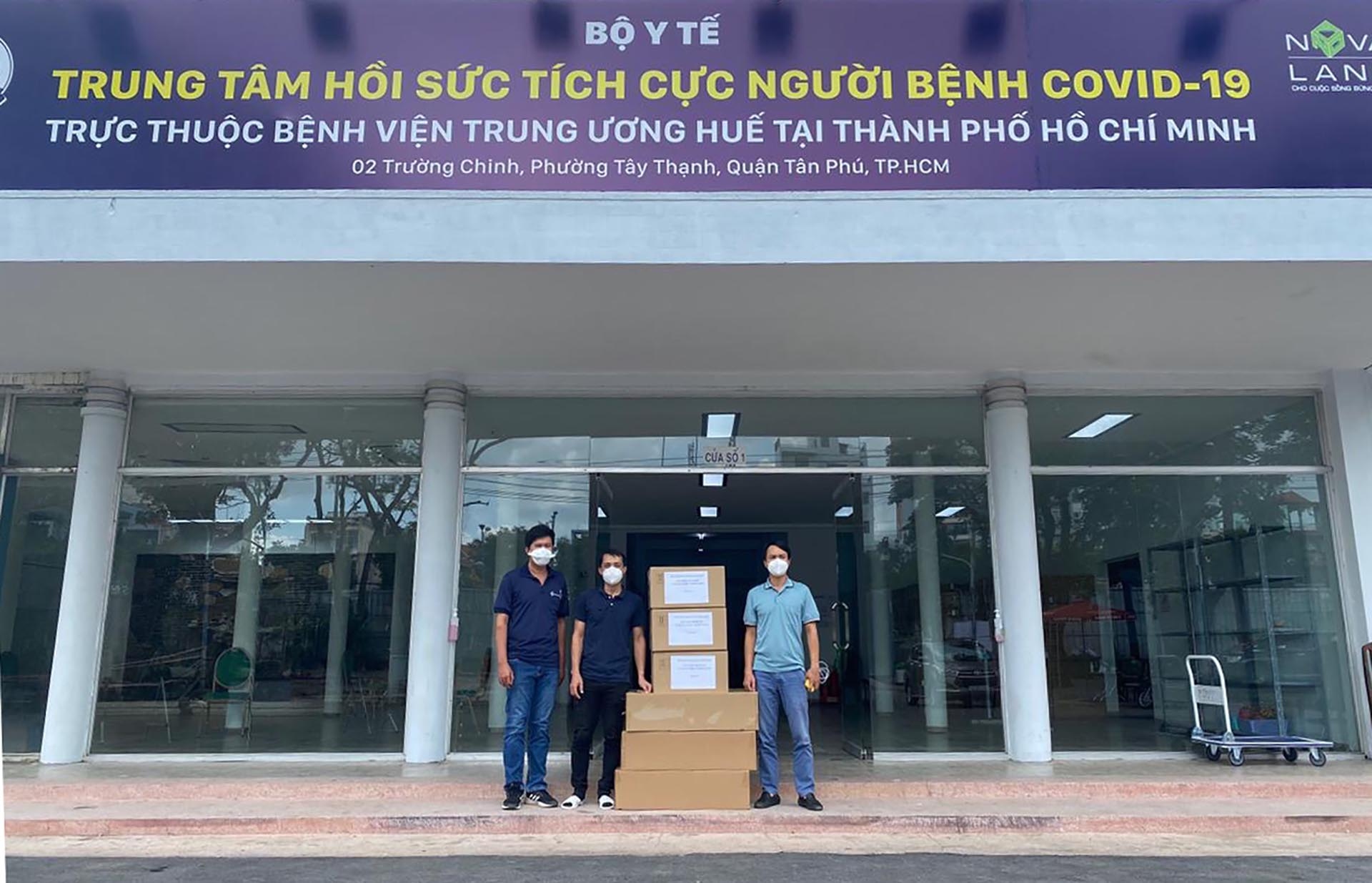 Bệnh viện dã chiến số 14 thuộc Bệnh viện Trung ương Huế đã tiếp nhận 3 máy Oxy dòng cao có tích hợp SP02 trị của cộng đồng người Việt và doanh nghiệp Hong Kong trao tặng.