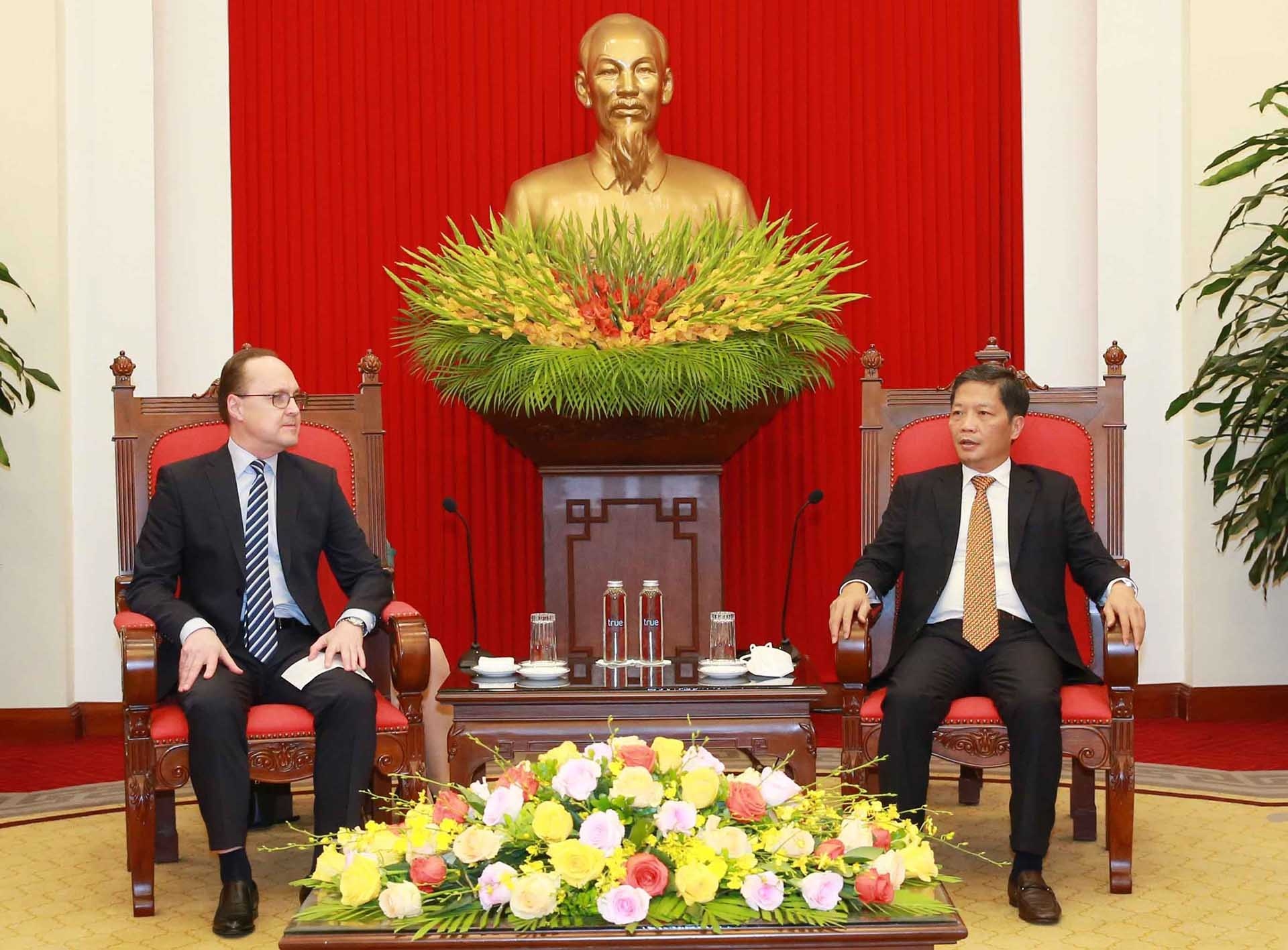 Ủy viên Bộ Chính trị, Trưởng Ban Kinh tế Trung ương Trần Tuấn Anh tiếp Đại sứ Liên bang Nga tại Việt Nam Gennady Bezdetko. (Nguồn: TTXVN)