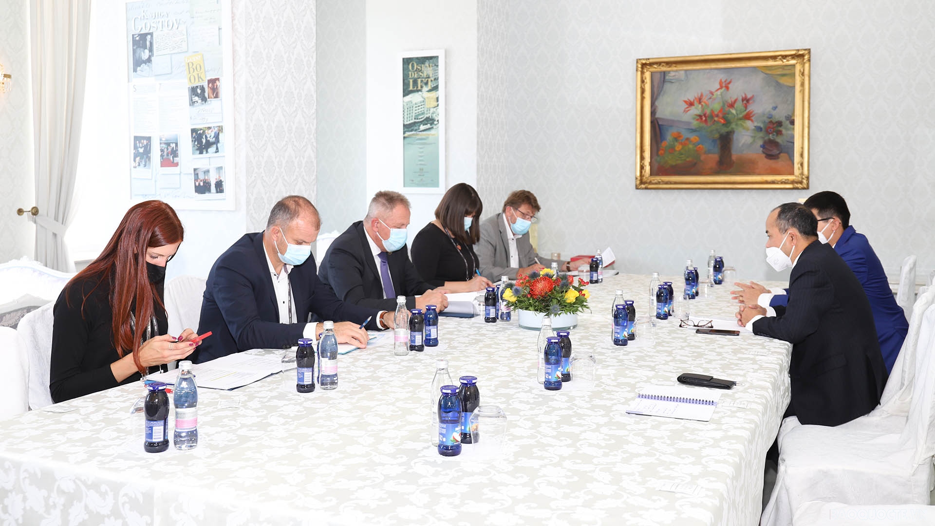 Đại sứ Nguyễn Trung Kiên làm việc với Phó Thủ tướng, Bộ trưởng Bộ Kinh tế và Kỹ thuật Slovenia Zdravko Počivalšek cùng Chủ tịch Phòng Thương mại Slovenia Aleš Cantarutti.