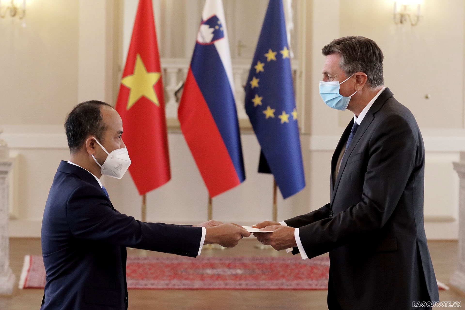 Đại sứ Việt Nam Nguyễn Trung Kiên trình Thư ủy nhiệm tới Tổng thống nước Cộng hòa Slovenia Borut Pahor. 
