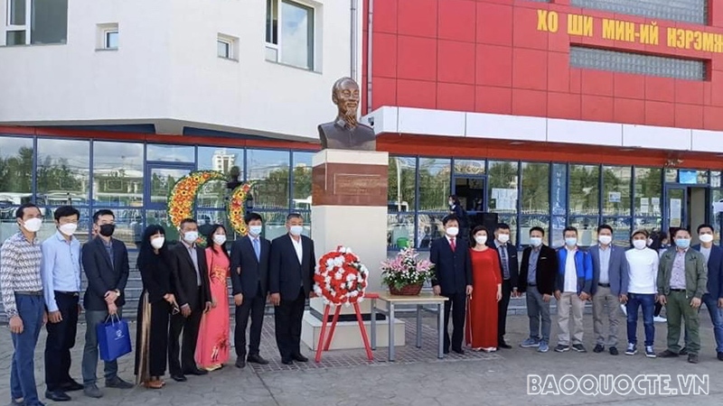 Kỷ niệm 76 năm Quốc khánh: Đại sứ quán Việt Nam dâng hoa tại tượng đài Chủ tịch Hồ Chí Minh ở Mông Cổ