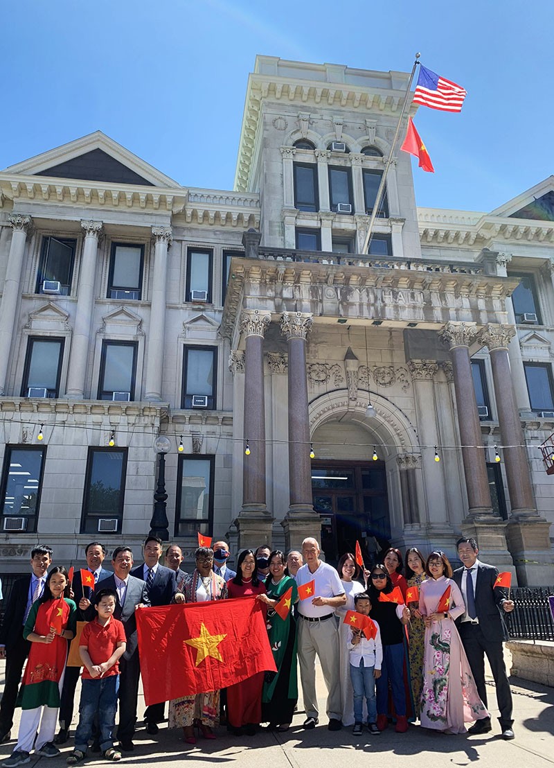 Đại diện Tòa thị chính thành phố Jersey và các cơ quan Việt Nam tại New York tại lễ thượng cờ. (Nguồn: TTXVN)