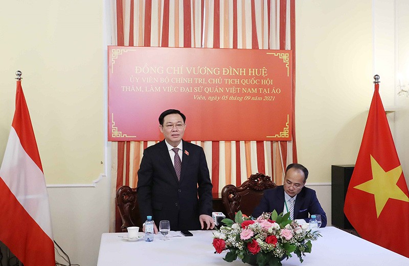 Chủ tịch Quốc hội gặp cán bộ Đại sứ quán Việt Nam tại Áo và đại diện cộng đồng người Việt tại một số nước ở châu Âu