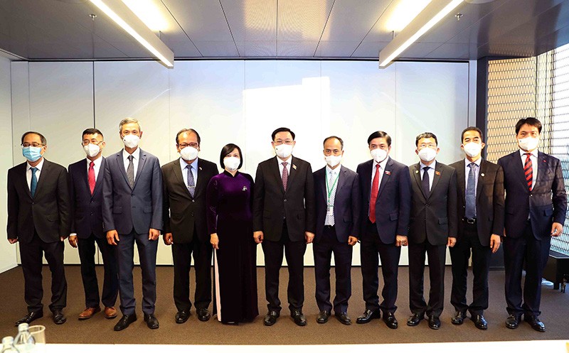 Chủ tịch Quốc hội Vương Đình Huệ và các đại biểu cùng các Đại sứ Việt Nam tại Áo, Czech, Hungary, Slovakia, Ba Lan. (Nguồn: TTXVN)