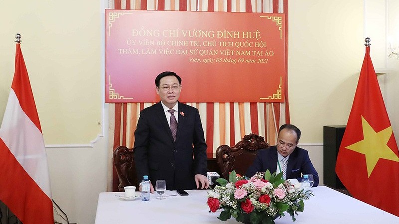 Chủ tịch Quốc hội gặp cán bộ Đại sứ quán Việt Nam tại Áo và đại diện cộng đồng người Việt tại một số nước châu Âu