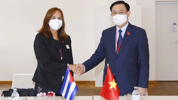 NA Chairman Vuong Dinh Hue meets Cuba’s legislator Ana María Mari Machado in Austria