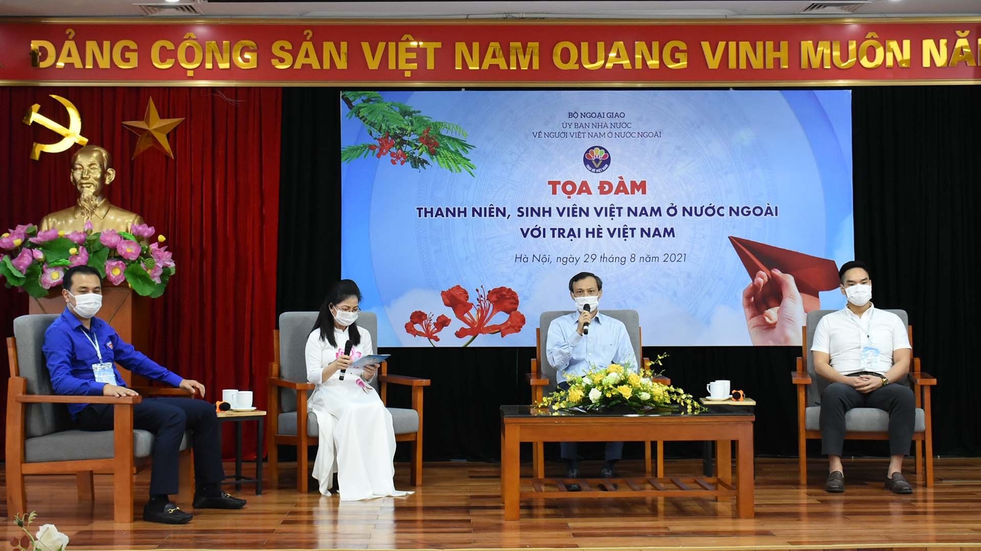 Phó Chủ nhiệm Ủy ban Nhà nước về NVNONN Lương Thanh Nghị tại tọa đàm trực tuyến Thanh niên, sinh viên NVNONN với Trại hè Việt Nam. (Ảnh: Cảnh Tiêu)