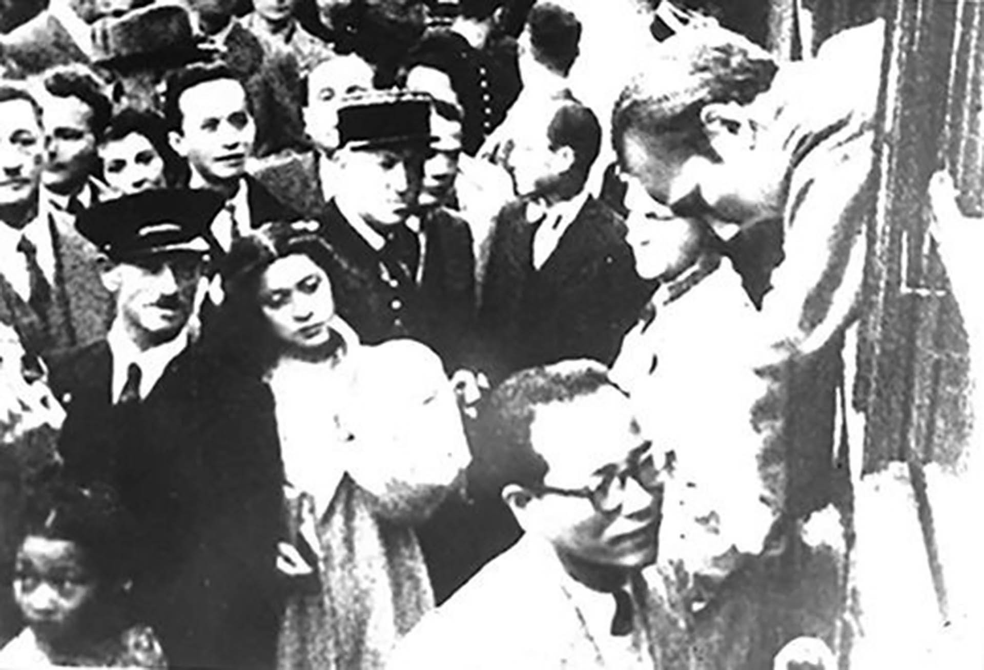 Hồ Chủ tịch dặn dò Giáo sư Hoàng Minh Giám tại sân ga Lyon, Paris ngày 16/9/1946 trước lúc Người rời Paris đi cảng Toulon xuống tàu thủy Dumon D’Urville về Việt Nam ngày 19/9/1946.