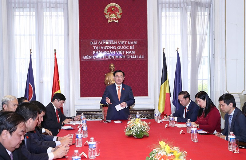 Chủ tịch Quốc hội Vương Đình Huệ nói chuyện với cán bộ, nhân viên Đại sứ quán Việt Nam tại Vương quốc Bỉ. (Nguồn: TTXVN)