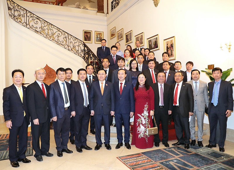 Chủ tịch Quốc hội Vương Đình Huệ với cán bộ, nhân viên Đại sứ quán Việt Nam tại Vương quốc Bỉ. (Nguồn: TTXVN)