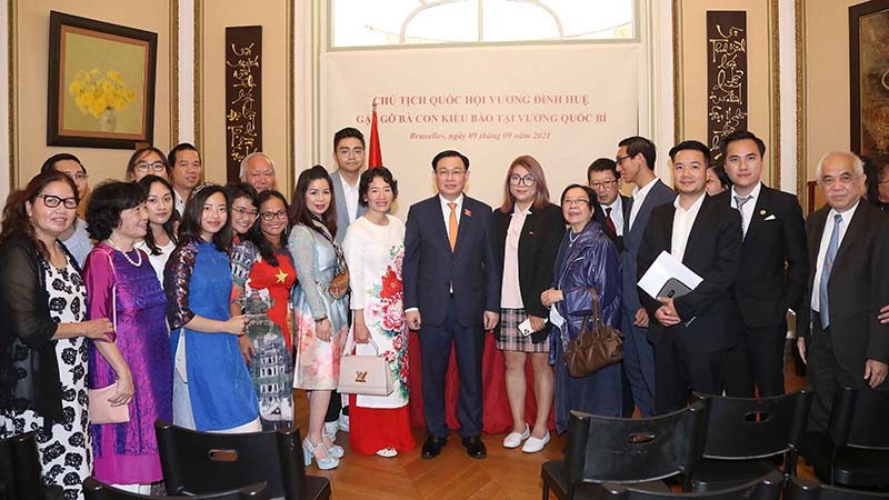 Chủ tịch Quốc hội Vương Đình Huệ với các đại biểu. (Nguồn: TTXVN)
