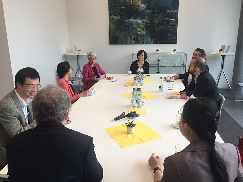 Đại sứ Lê Linh Lan và Hội tri thức và chuyên gia Việt Nam tại Thụy Sỹ đã có buổi làm việc với Giáo sư, Tiến sỹ Regula Altmann-Hohl, Chủ tịch  Trường Đại học FHNW .