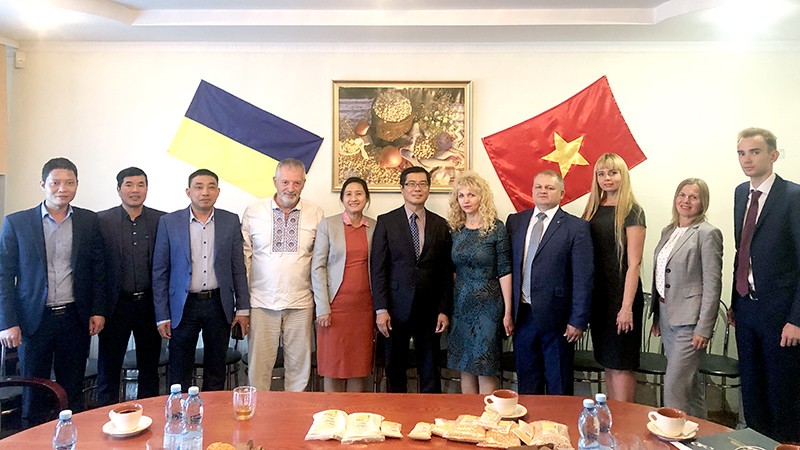 Đại sứ Việt Nam tại Ukraine Nguyễn Hồng Thạch và lãnh đạo tỉnh Chernigov.