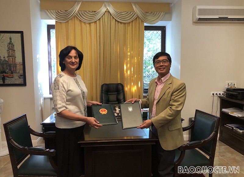 Đại sứ Nguyễn Hồng Thạch và bà Larisa Panteleivna đã ký Thoả thuận hợp tác giữa Đại sứ quán và Trường 251 mang tên Chủ tịch Hồ Chí Minh giai đoạn 2021-2026.