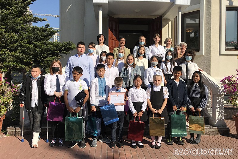 Đại sứ Nguyễn Hồng Thạch và các đại biểu chụp ảnh lưu niệm với giáo viên và học sinh nhà trường.