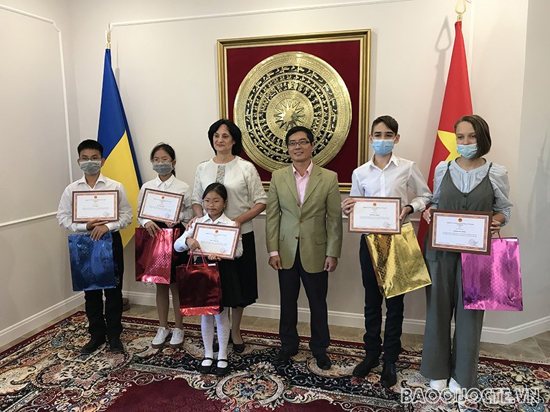Đại sứ Nguyễn Hồng Thạch trao Giấy khen, quà tặng của Đại sứ quán cho tất cả các cháu học sinh có tác phẩm tham gia cuộc thi sáng tác về Việt Nam và Chủ tịch Hồ Chí Minh.