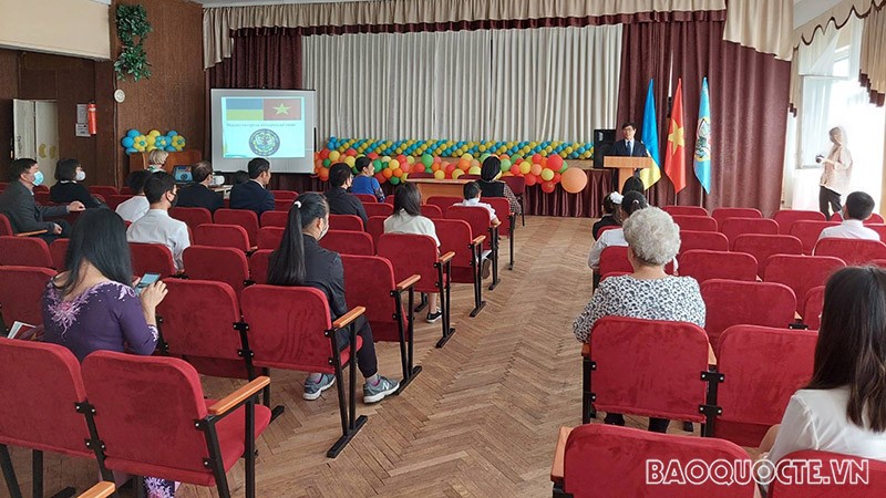 Đại sứ Việt Nam tại Ukraine Nguyễn Hồng Thạch phát biểu tại lễ khai giảng.