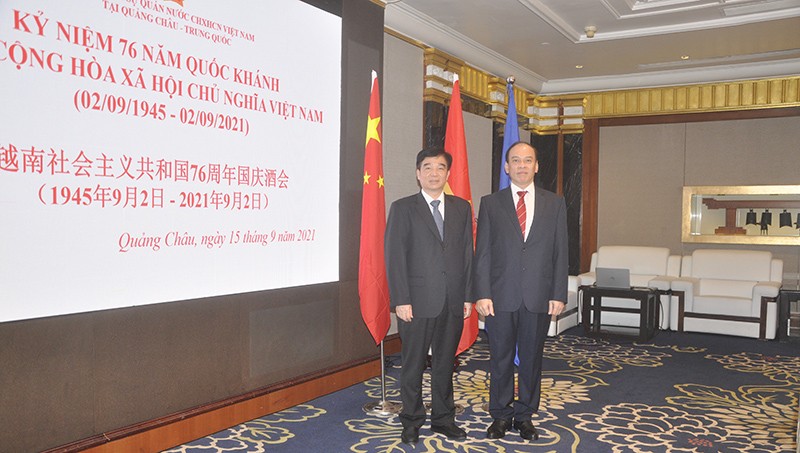 Tổng Lãnh sự Vũ Việt Anh và Giám đốc Sở Ngoại vụ tỉnh Quảng Đông Trần Thu Ngạn.