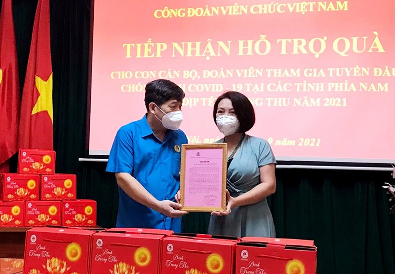 Công đoàn Bộ Ngoại giao trao 100 phần quà cho các cháu có bố hoặc mẹ tham gia chống dịch tại các tỉnh phía Nam