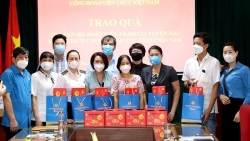 Công đoàn Bộ Ngoại giao trao 100 phần quà cho các cháu có người thân tham gia chống dịch tại các tỉnh phía Nam