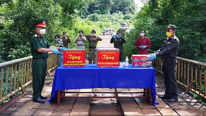 Trao tặng nhu yếu phẩm và vật tư y tế cho Việt kiều và Tiểu khu Quân sự tỉnh Mondulkiri, Campuchia