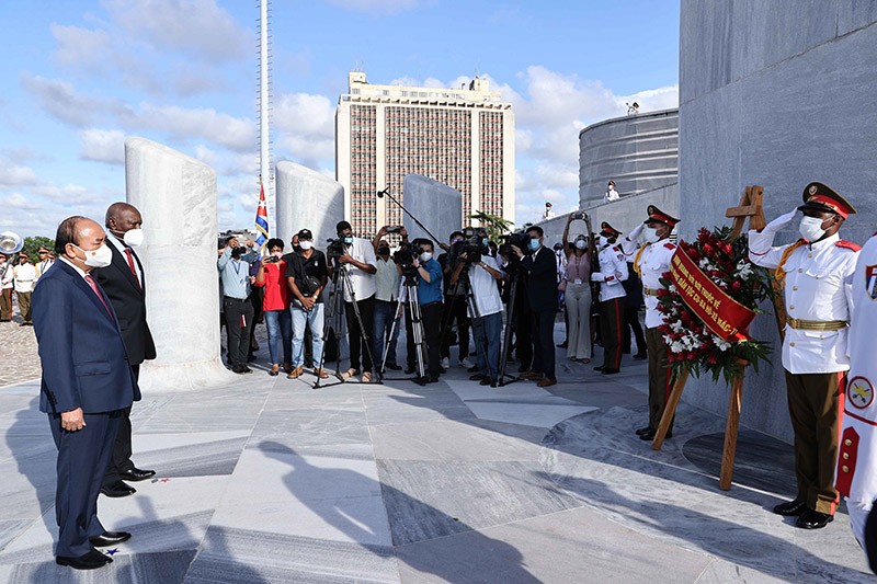 Chủ tịch nước Nguyễn Xuân Phúc đặt vòng hoa tại Tượng đài Anh hùng dân tộc Jose Marti. (Nguồn: TTXVN)