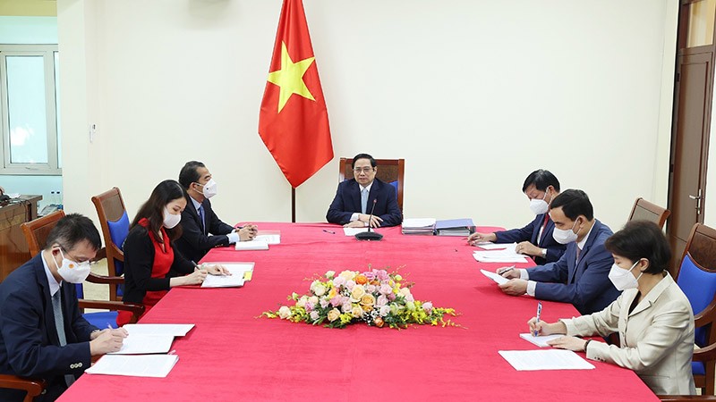 Thủ tướng Phạm Minh Chính điện đàm với bà Aurélia Nguyen, Giám đốc điều hành COVAX. (Nguồn: TTXVN)