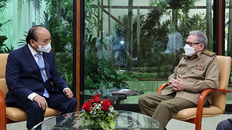 Chủ tịch nước Nguyễn Xuân Phúc chào Lãnh tụ cách mạng Cuba, Đại tướng Raul Castro Ruz. (Nguồn: TTXVN)