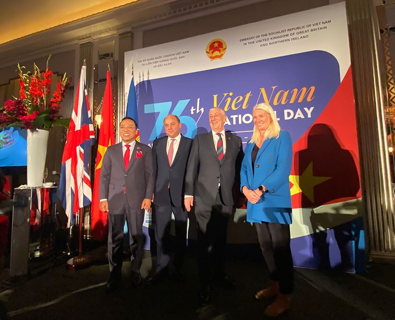 Từ trái qua: Quốc vụ khanh Bộ Ngoại giao Anh Amanda Milling, Chủ tịch Hạ viện Anh Lindsay Hoyle, Bộ trưởng Quốc phòng Anh Ben Wallace, Đại sứ Nguyễn Hoàng Long.