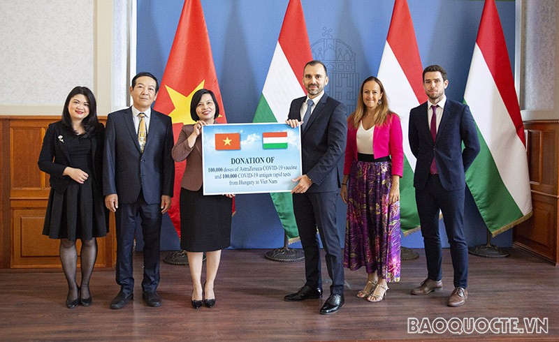 Hungary presents COVID-19 vaccine, medical supply to Viet Nam