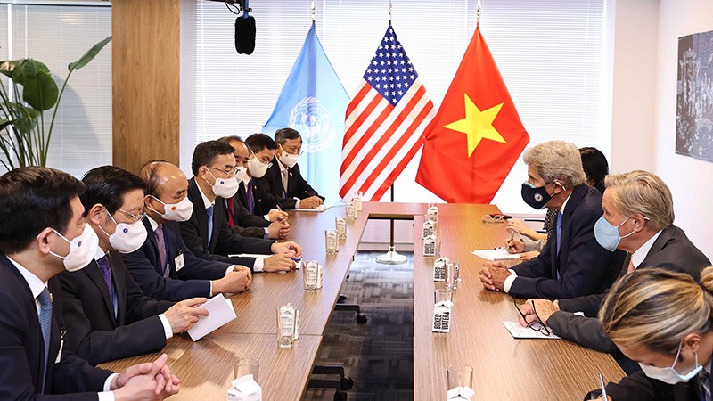 Chủ tịch nước Nguyễn Xuân Phúc đã có cuộc trao đổi với Đặc phái viên của Tổng thống Hoa Kỳ, ông John Kerry về biến đổi khí hậu. (Nguồn: TTXVN)